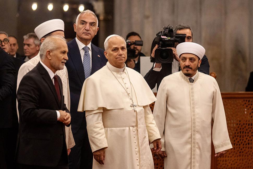 Papa Leon al XIV-lea a intrat în Moscheea Albastră din Istanbul, s-a descălţat, dar nu s-a rugat 1027479