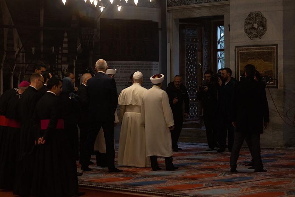 Papa Leon al XIV-lea a intrat în Moscheea Albastră din Istanbul, s-a descălţat, dar nu s-a rugat 1027480
