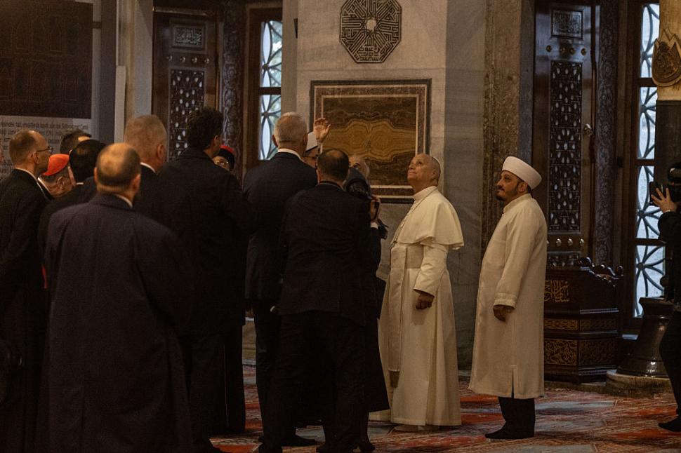 Papa Leon al XIV-lea a intrat în Moscheea Albastră din Istanbul, s-a descălţat, dar nu s-a rugat 1027481