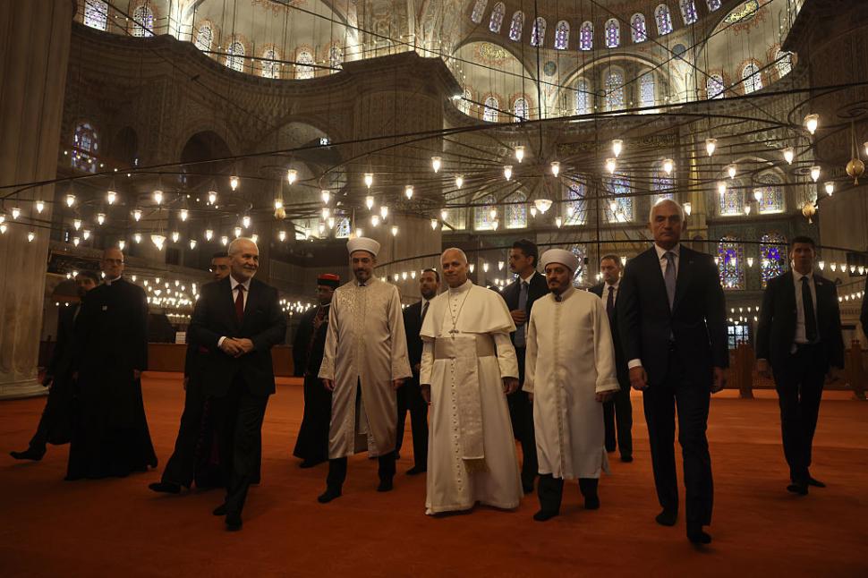 Papa Leon al XIV-lea a intrat în Moscheea Albastră din Istanbul, s-a descălţat, dar nu s-a rugat 1027482