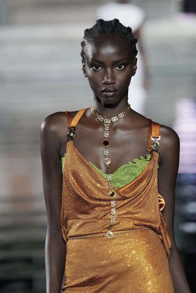 De la refugiată la podiumurile Ralph Lauren și Calvin Klein. Cine este Anok Yai și de ce e ea cel mai influent model al anului 2025 1027627