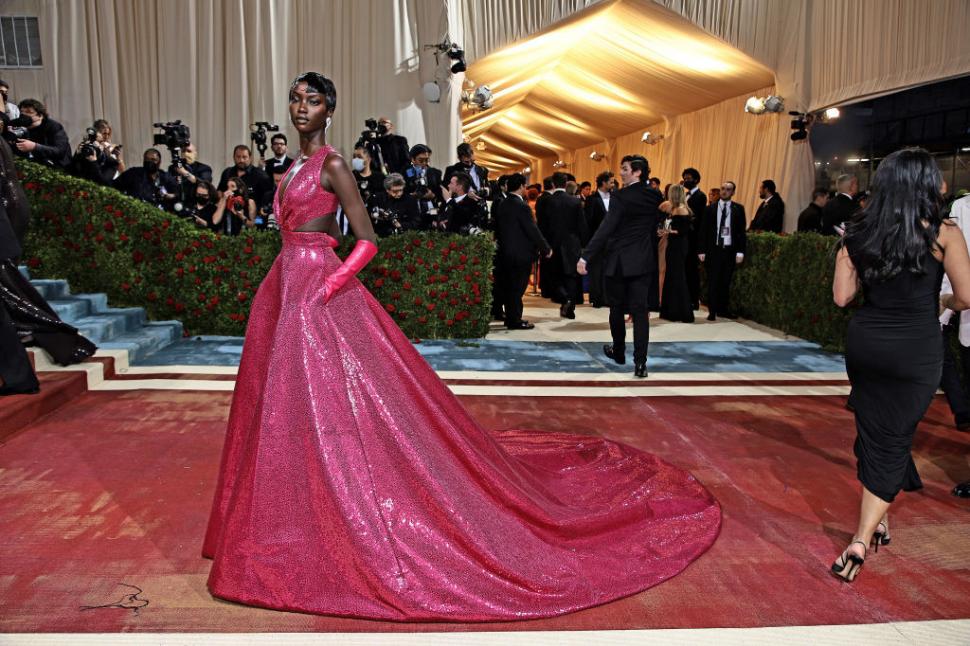 De la refugiată la podiumurile Ralph Lauren și Calvin Klein. Cine este Anok Yai și de ce e ea cel mai influent model al anului 2025 1027629