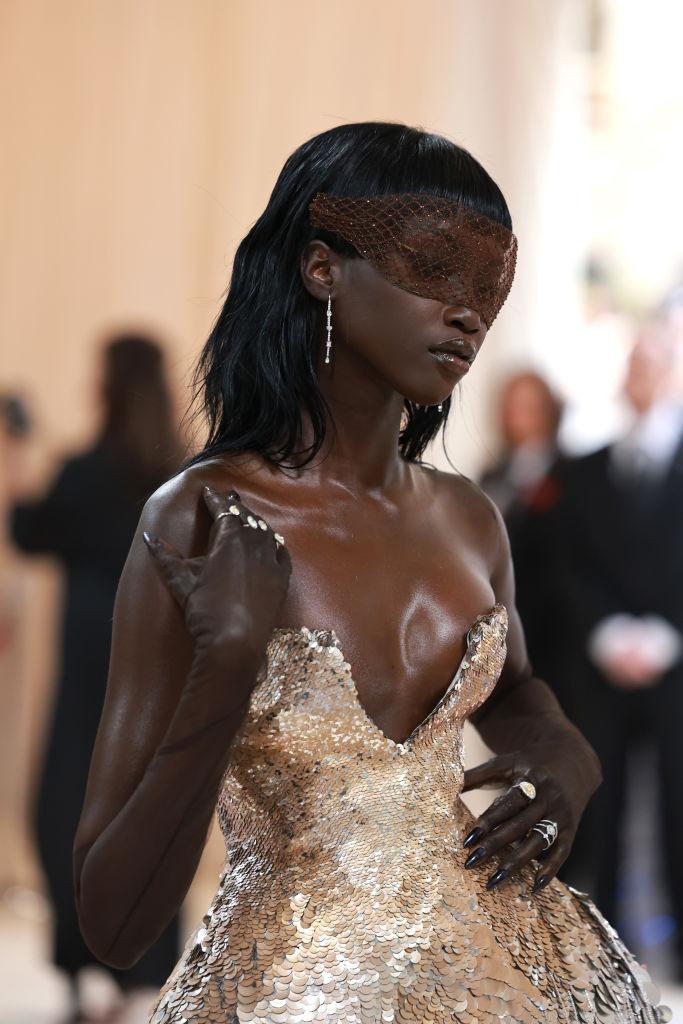 De la refugiată la podiumurile Ralph Lauren și Calvin Klein. Cine este Anok Yai și de ce e ea cel mai influent model al anului 2025 1027631