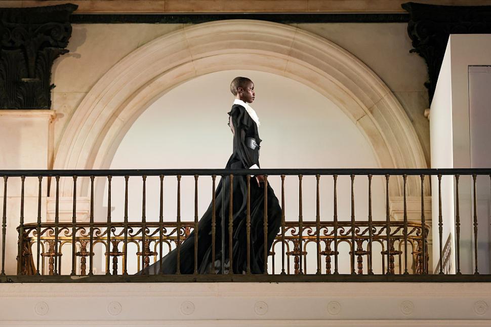 De la refugiată la podiumurile Ralph Lauren și Calvin Klein. Cine este Anok Yai și de ce e ea cel mai influent model al anului 2025 1027639