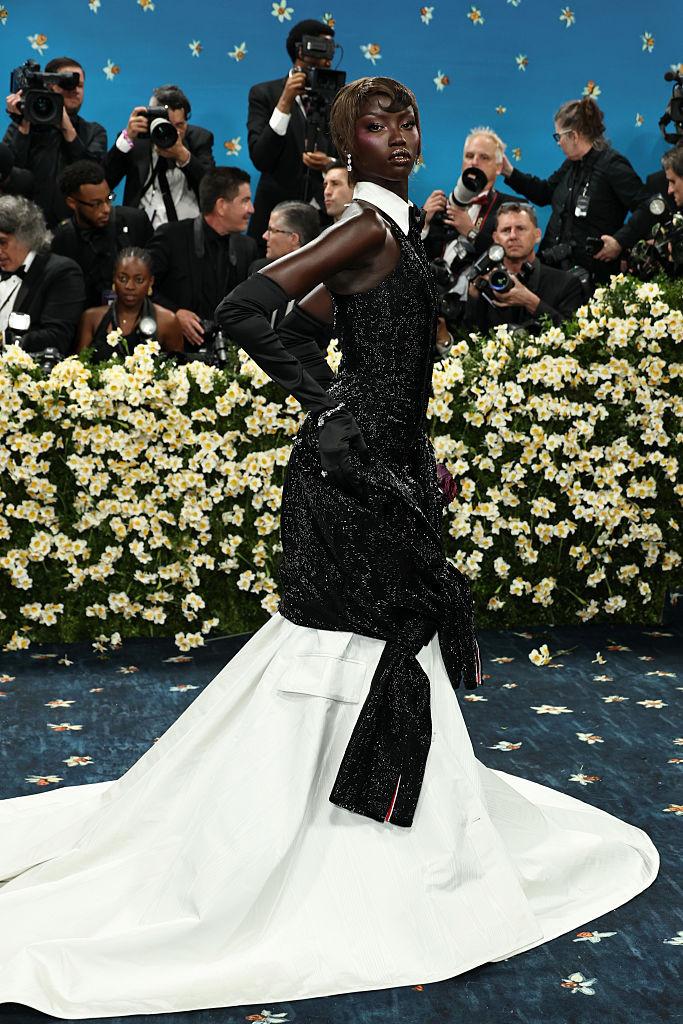 De la refugiată la podiumurile Ralph Lauren și Calvin Klein. Cine este Anok Yai și de ce e ea cel mai influent model al anului 2025 1027640