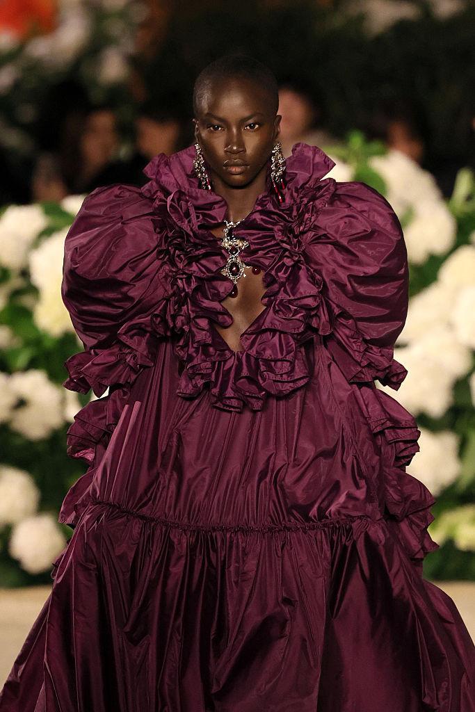 De la refugiată la podiumurile Ralph Lauren și Calvin Klein. Cine este Anok Yai și de ce e ea cel mai influent model al anului 2025 1027642