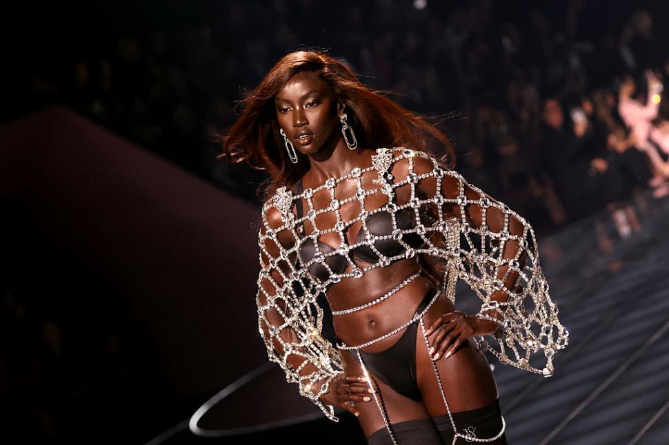 De la refugiată la podiumurile Ralph Lauren și Calvin Klein. Cine este Anok Yai și de ce e ea cel mai influent model al anului 2025 1027645