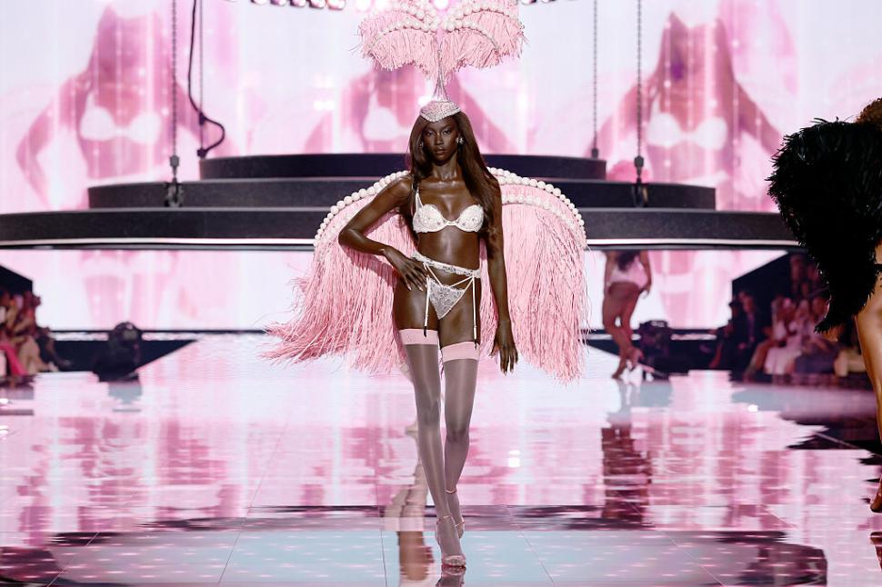 De la refugiată la podiumurile Ralph Lauren și Calvin Klein. Cine este Anok Yai și de ce e ea cel mai influent model al anului 2025 1027646