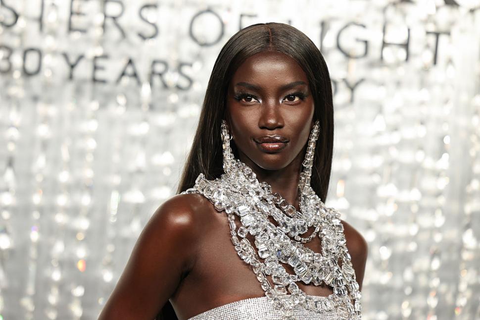 De la refugiată la podiumurile Ralph Lauren și Calvin Klein. Cine este Anok Yai și de ce e ea cel mai influent model al anului 2025 1027647