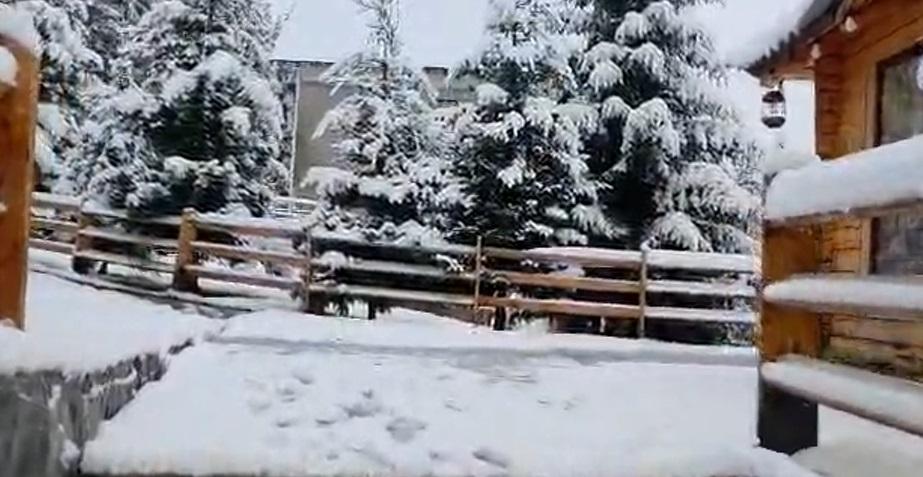 Imagini din stațiunea Straja, unde ninge și stratul de zăpadă a ajuns la 10 centimetri 1027571