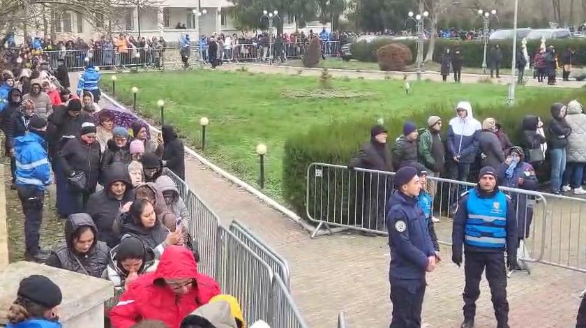 Mii de pelerini asistă la slujba de la Mănăstirea Sfântul Andrei din Constanța. Oamenii s-au înghesuit să îi facă poze lui IPS Teodosie 1027594