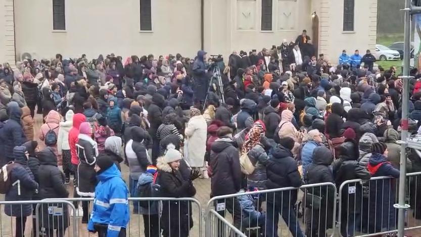 Mii de pelerini asistă la slujba de la Mănăstirea Sfântul Andrei din Constanța. Oamenii s-au înghesuit să îi facă poze lui IPS Teodosie 1027595