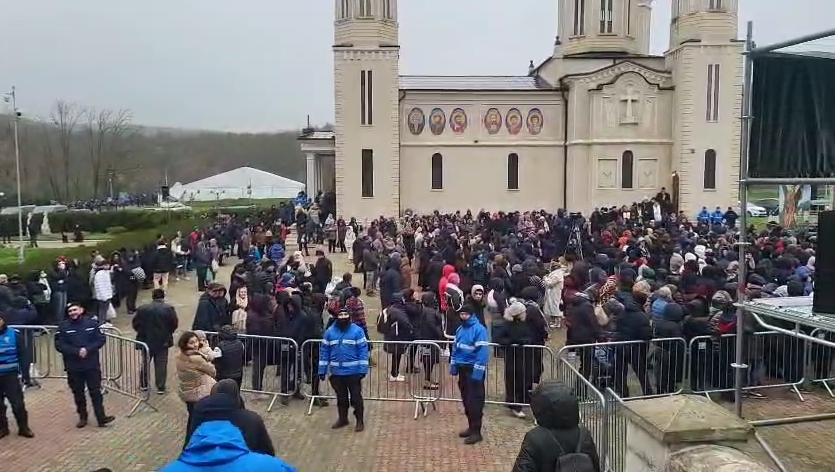 Mii de pelerini asistă la slujba de la Mănăstirea Sfântul Andrei din Constanța. Oamenii s-au înghesuit să îi facă poze lui IPS Teodosie 1027596