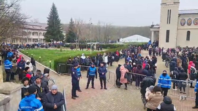 Mii de pelerini asistă la slujba de la Mănăstirea Sfântul Andrei din Constanța. Oamenii s-au înghesuit să îi facă poze lui IPS Teodosie 1027597