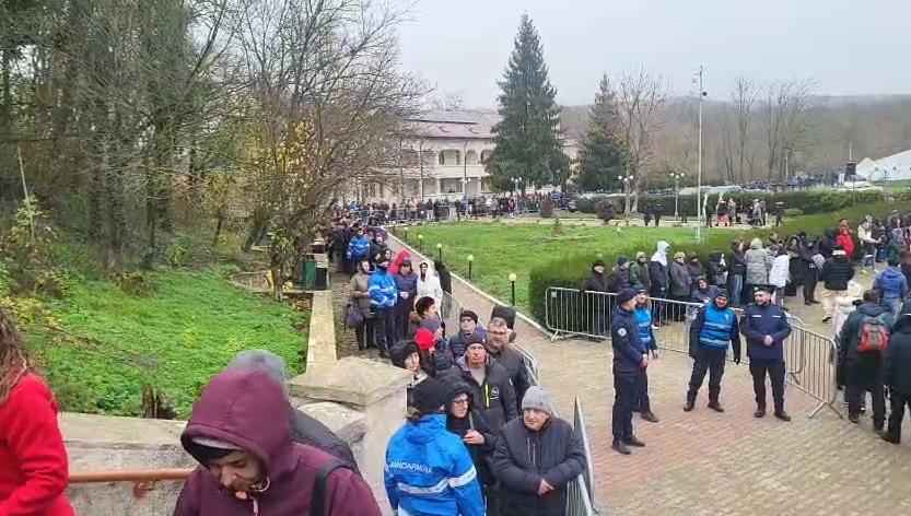 Mii de pelerini asistă la slujba de la Mănăstirea Sfântul Andrei din Constanța. Oamenii s-au înghesuit să îi facă poze lui IPS Teodosie 1027598