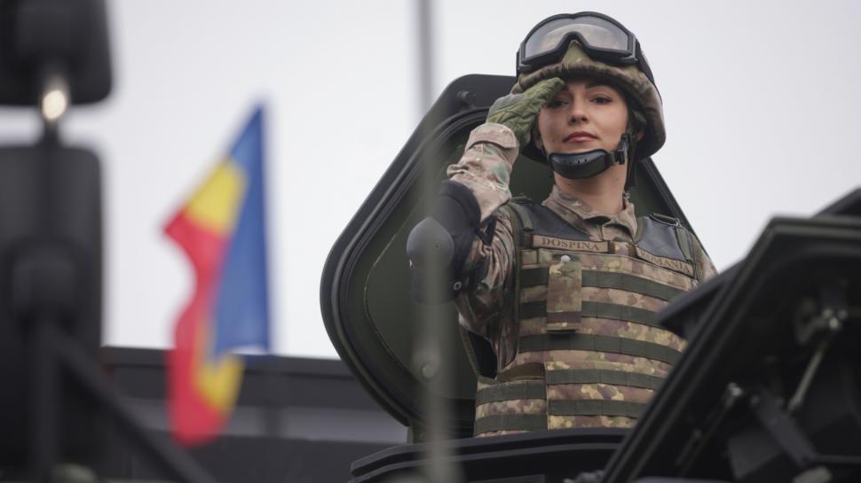 Imagini inedite cu parada din 1 decembrie 2025 de la București: Peste 3.000 de militari români și străini au defilat la Arcul de Triumf 1027836