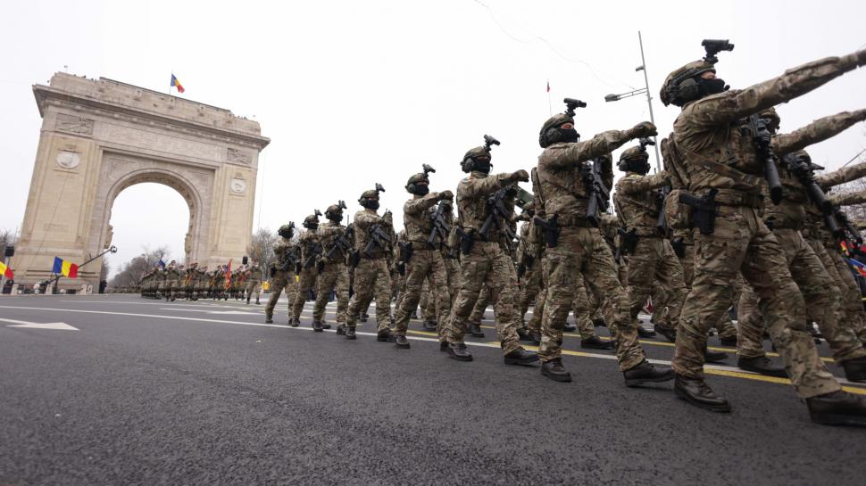 Imagini inedite cu parada din 1 decembrie 2025 de la București: Peste 3.000 de militari români și străini au defilat la Arcul de Triumf 1027838
