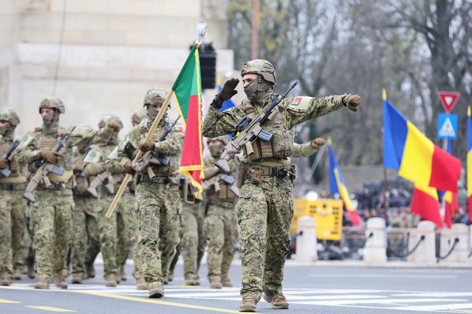 Imagini inedite cu parada din 1 decembrie 2025 de la București: Peste 3.000 de militari români și străini au defilat la Arcul de Triumf 1027856