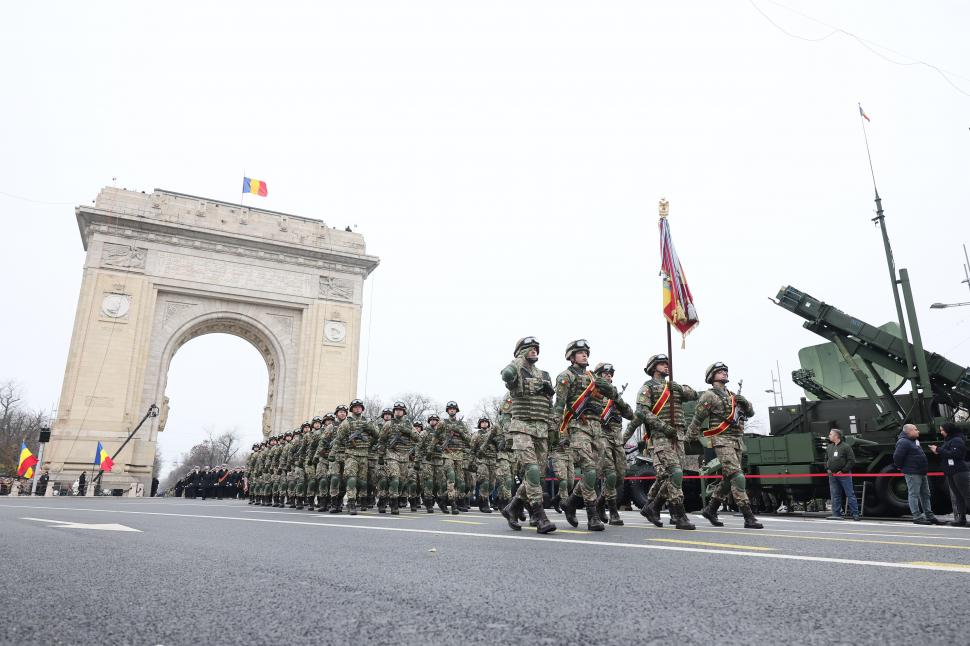 Imagini inedite cu parada din 1 decembrie 2025 de la București: Peste 3.000 de militari români și străini au defilat la Arcul de Triumf 1027858