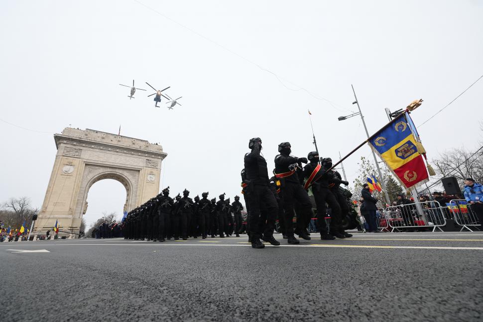 Imagini inedite cu parada din 1 decembrie 2025 de la București: Peste 3.000 de militari români și străini au defilat la Arcul de Triumf 1027862
