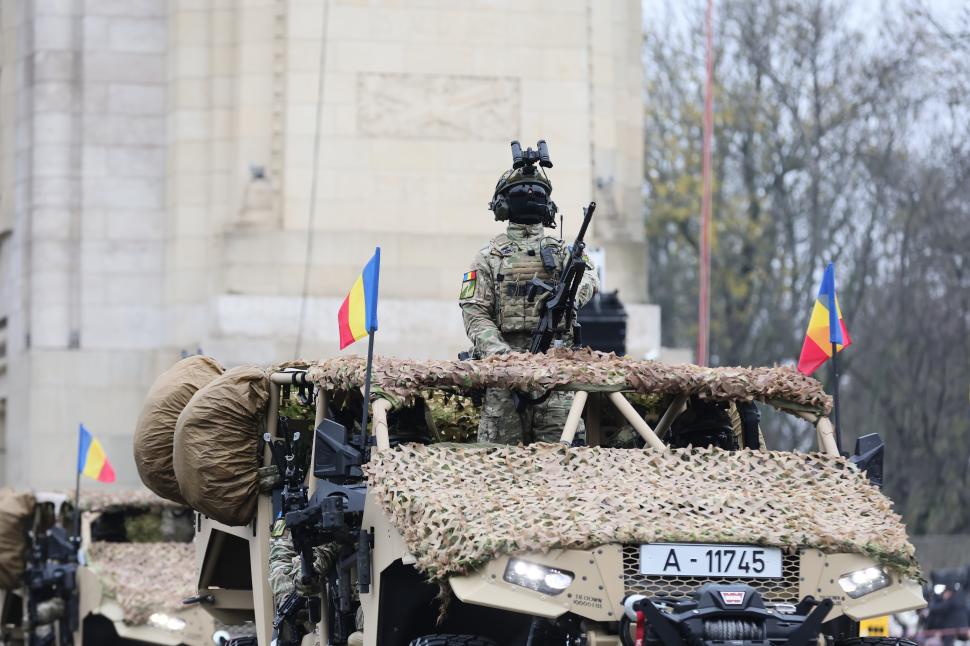 Imagini inedite cu parada din 1 decembrie 2025 de la București: Peste 3.000 de militari români și străini au defilat la Arcul de Triumf 1027863
