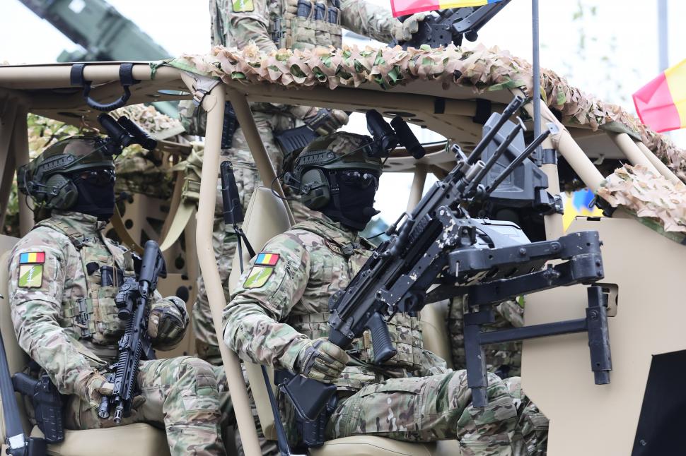 Imagini inedite cu parada din 1 decembrie 2025 de la București: Peste 3.000 de militari români și străini au defilat la Arcul de Triumf 1027864