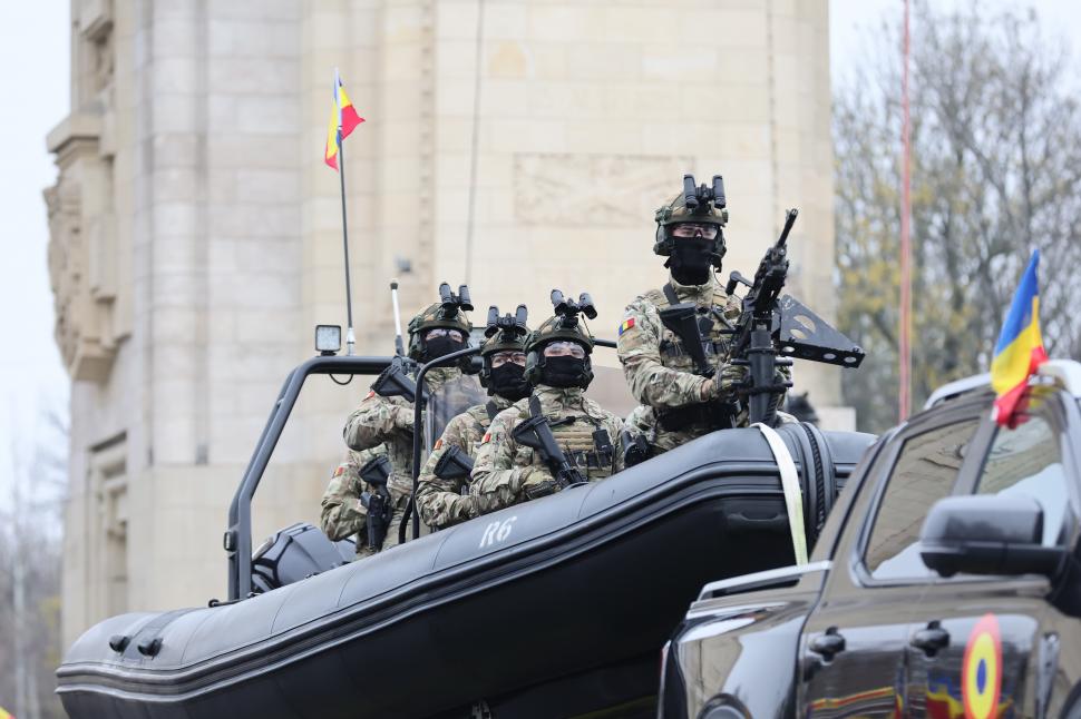 Imagini inedite cu parada din 1 decembrie 2025 de la București: Peste 3.000 de militari români și străini au defilat la Arcul de Triumf 1027865