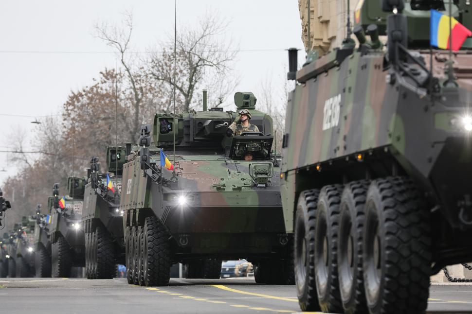 Imagini inedite cu parada din 1 decembrie 2025 de la București: Peste 3.000 de militari români și străini au defilat la Arcul de Triumf 1027866