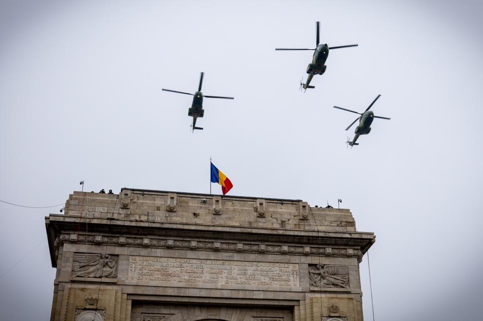 Imagini inedite cu parada din 1 decembrie 2025 de la București: Peste 3.000 de militari români și străini au defilat la Arcul de Triumf 1027933