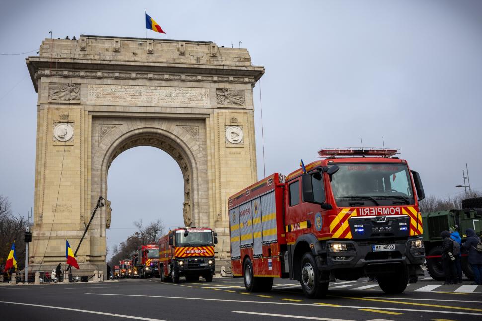 Imagini inedite cu parada din 1 decembrie 2025 de la București: Peste 3.000 de militari români și străini au defilat la Arcul de Triumf 1027941