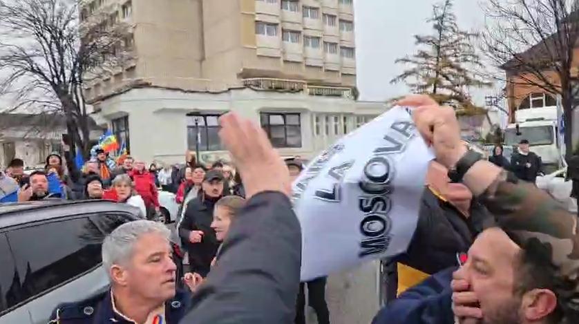 Incident la mitingul lui Călin Georgescu, la Alba Iulia. Bărbatul care i-a strigat "Marș la Moscova" acuză că a fost lovit și agresat 1027830