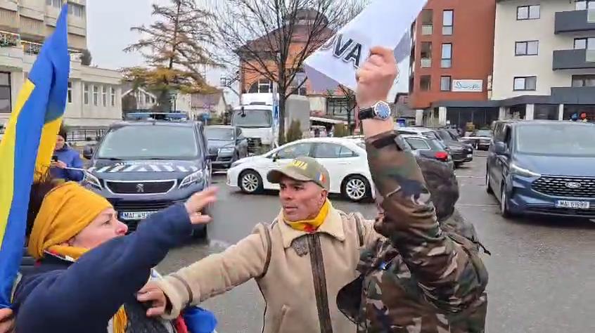 Incident la mitingul lui Călin Georgescu, la Alba Iulia. Bărbatul care i-a strigat "Marș la Moscova" acuză că a fost lovit și agresat 1027831