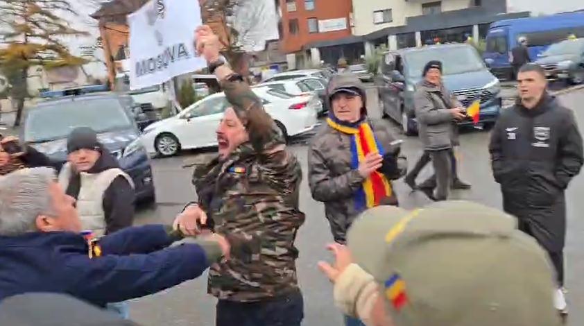 Incident la mitingul lui Călin Georgescu, la Alba Iulia. Bărbatul care i-a strigat "Marș la Moscova" acuză că a fost lovit și agresat 1027833