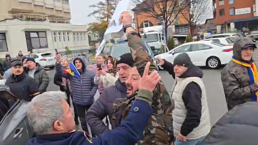 Incident la mitingul lui Călin Georgescu, la Alba Iulia. Bărbatul care i-a strigat "Marș la Moscova" acuză că a fost lovit și agresat 1027834