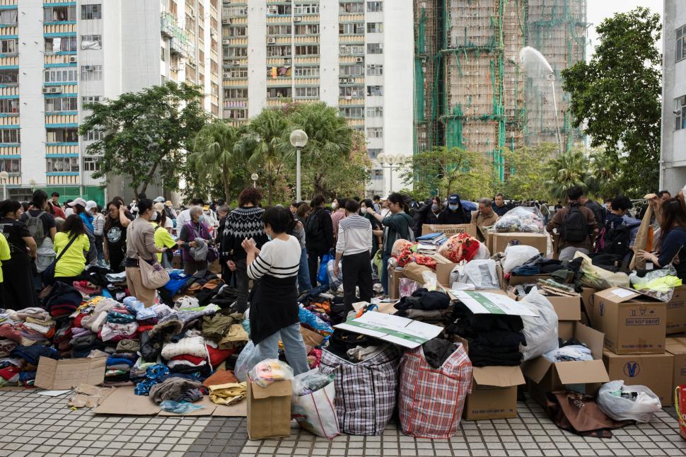 Infernul din Hong Kong: cadavre găsite în apartamente, pe scări și pe acoperișuri. Sunt 151 de morți. „Unii nu vor fi găsiți niciodată” 1027920