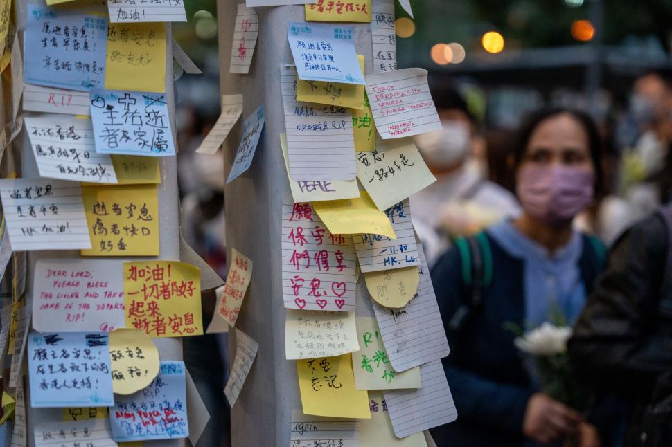 Infernul din Hong Kong: cadavre găsite în apartamente, pe scări și pe acoperișuri. Sunt 151 de morți. „Unii nu vor fi găsiți niciodată” 1027923