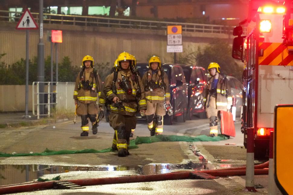 Infernul din Hong Kong: cadavre găsite în apartamente, pe scări și pe acoperișuri. Sunt 151 de morți. „Unii nu vor fi găsiți niciodată” 1027927