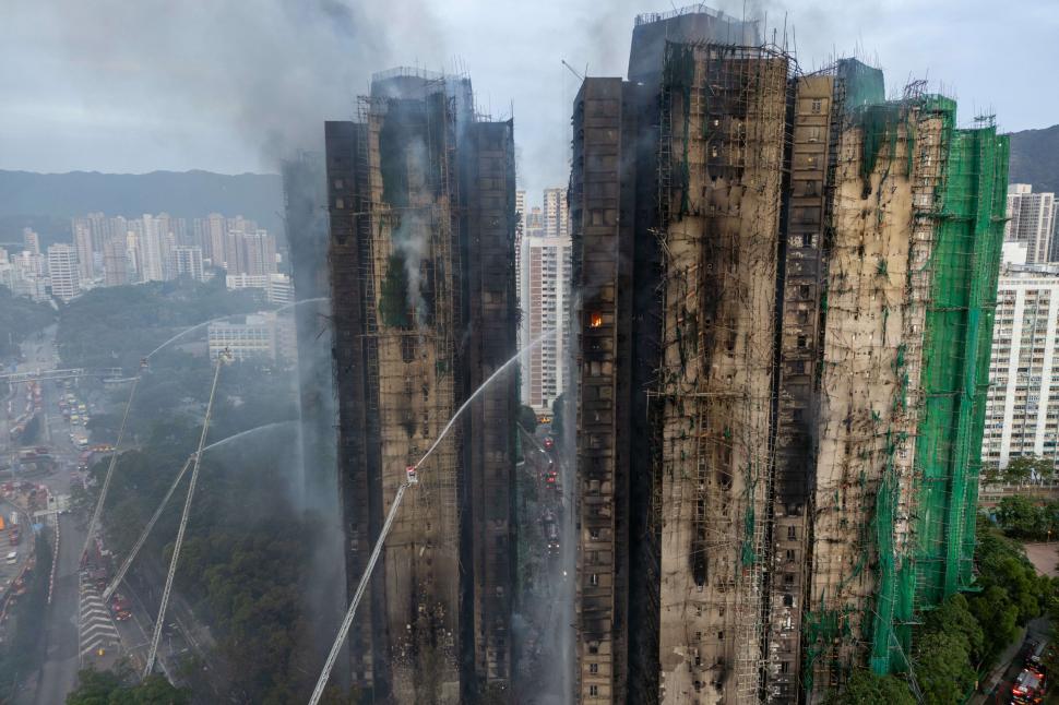 Infernul din Hong Kong: cadavre găsite în apartamente, pe scări și pe acoperișuri. Sunt 151 de morți. „Unii nu vor fi găsiți niciodată” 1027928