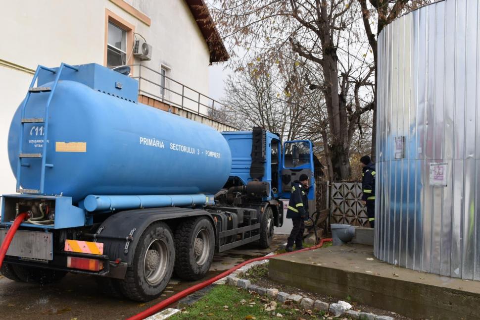 Criză de apă în trei județe. 31.000 de litri de apă potabilă au fost distribuiți de ISU. Oamenii au primit și apă menajeră 1028351