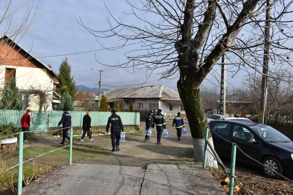 Criză de apă în trei județe. 31.000 de litri de apă potabilă au fost distribuiți de ISU. Oamenii au primit și apă menajeră 1028355