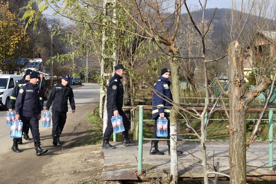 Criză de apă în trei județe. 31.000 de litri de apă potabilă au fost distribuiți de ISU. Oamenii au primit și apă menajeră 1028356