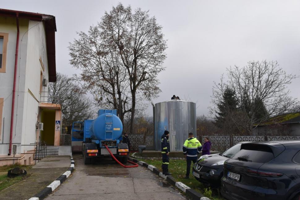 Criză de apă în trei județe. 31.000 de litri de apă potabilă au fost distribuiți de ISU. Oamenii au primit și apă menajeră 1028359
