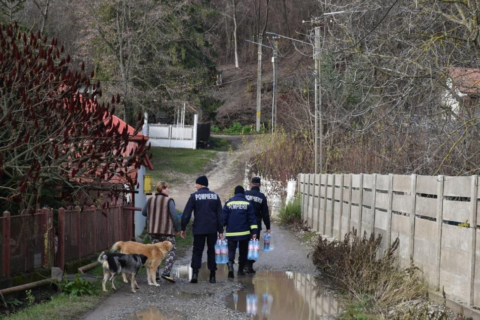 Criză de apă în trei județe. 31.000 de litri de apă potabilă au fost distribuiți de ISU. Oamenii au primit și apă menajeră 1028361