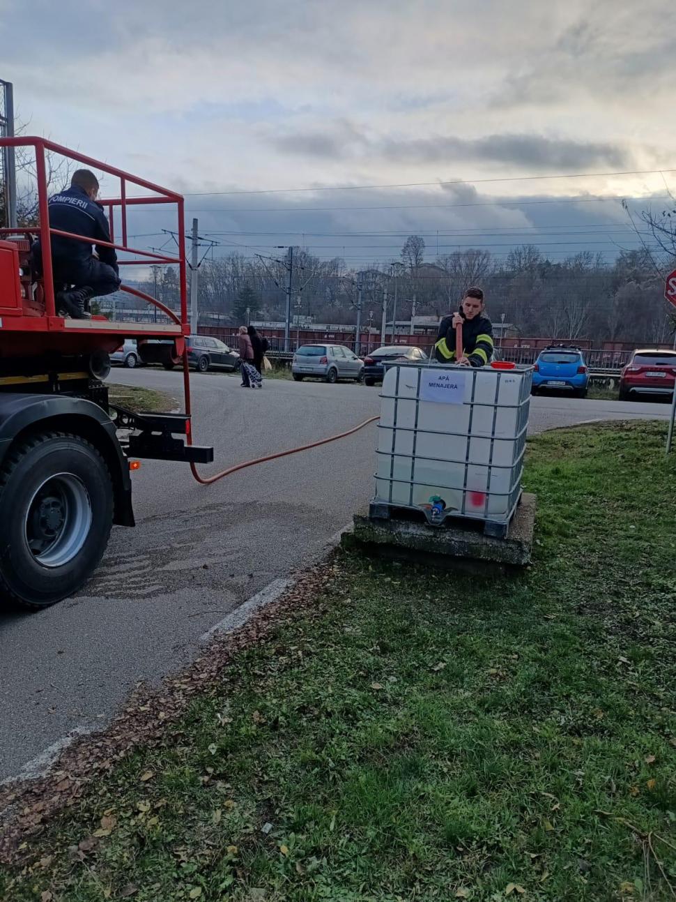 Criză de apă în trei județe. 31.000 de litri de apă potabilă au fost distribuiți de ISU. Oamenii au primit și apă menajeră 1028369