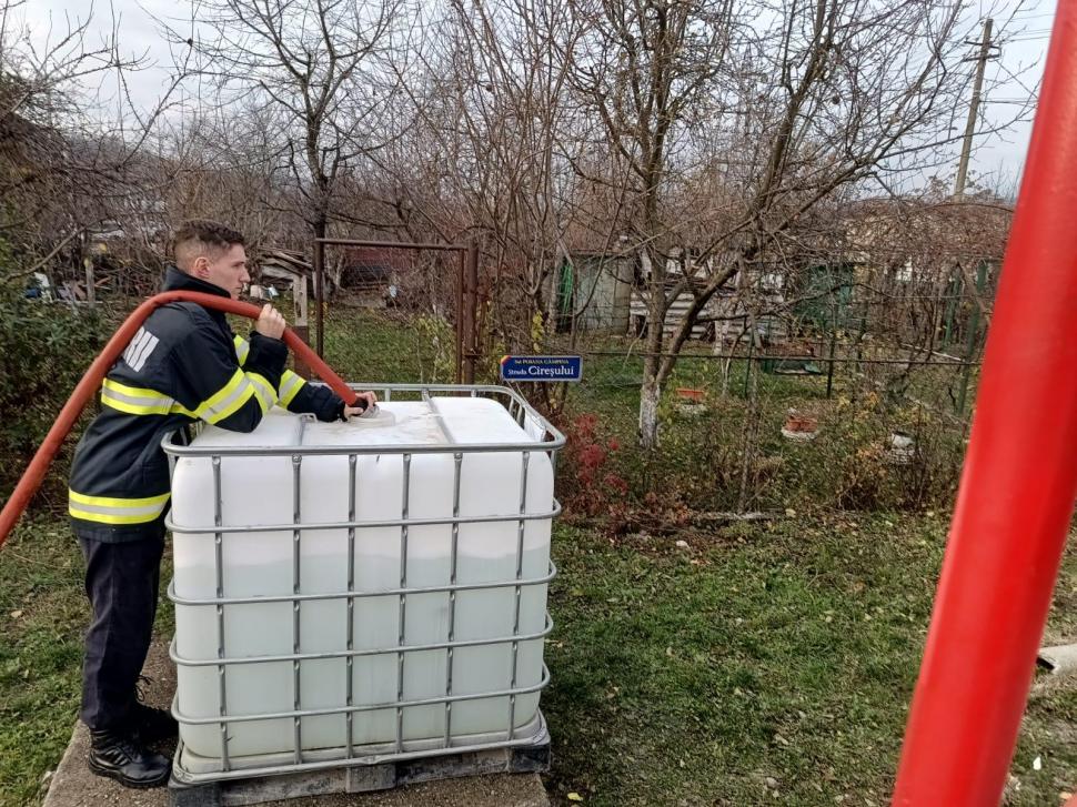 Criză de apă în trei județe. 31.000 de litri de apă potabilă au fost distribuiți de ISU. Oamenii au primit și apă menajeră 1028370
