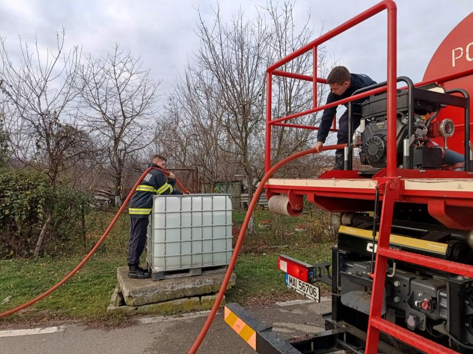 Criză de apă în trei județe. 31.000 de litri de apă potabilă au fost distribuiți de ISU. Oamenii au primit și apă menajeră 1028371