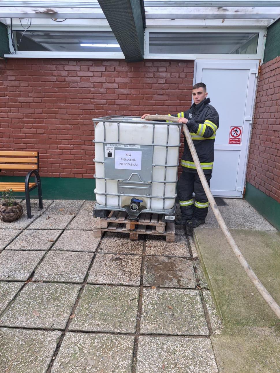 Criză de apă în trei județe. 31.000 de litri de apă potabilă au fost distribuiți de ISU. Oamenii au primit și apă menajeră 1028375