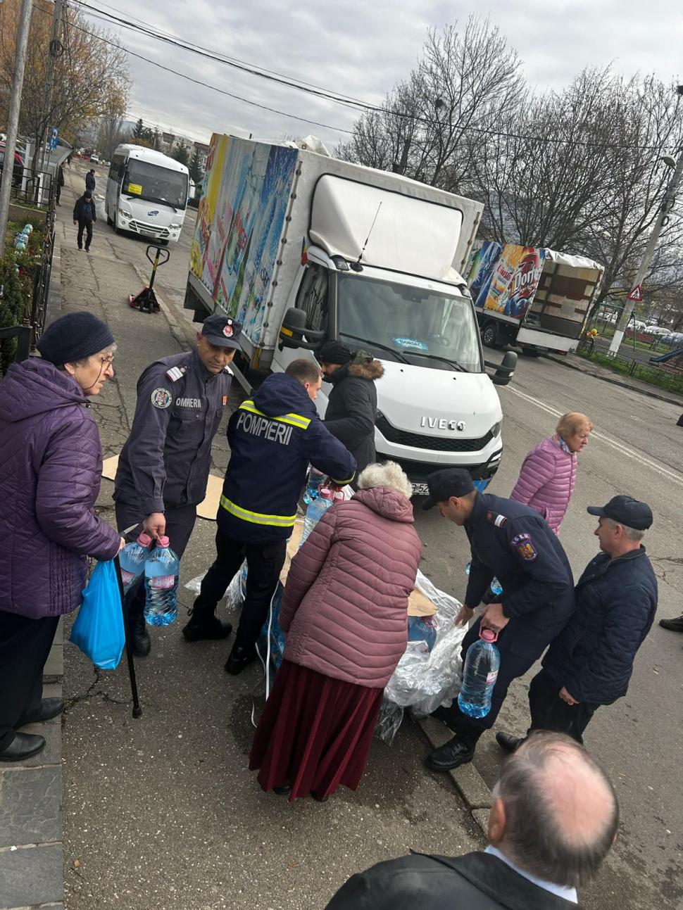 Criză de apă în trei județe. 31.000 de litri de apă potabilă au fost distribuiți de ISU. Oamenii au primit și apă menajeră 1028376