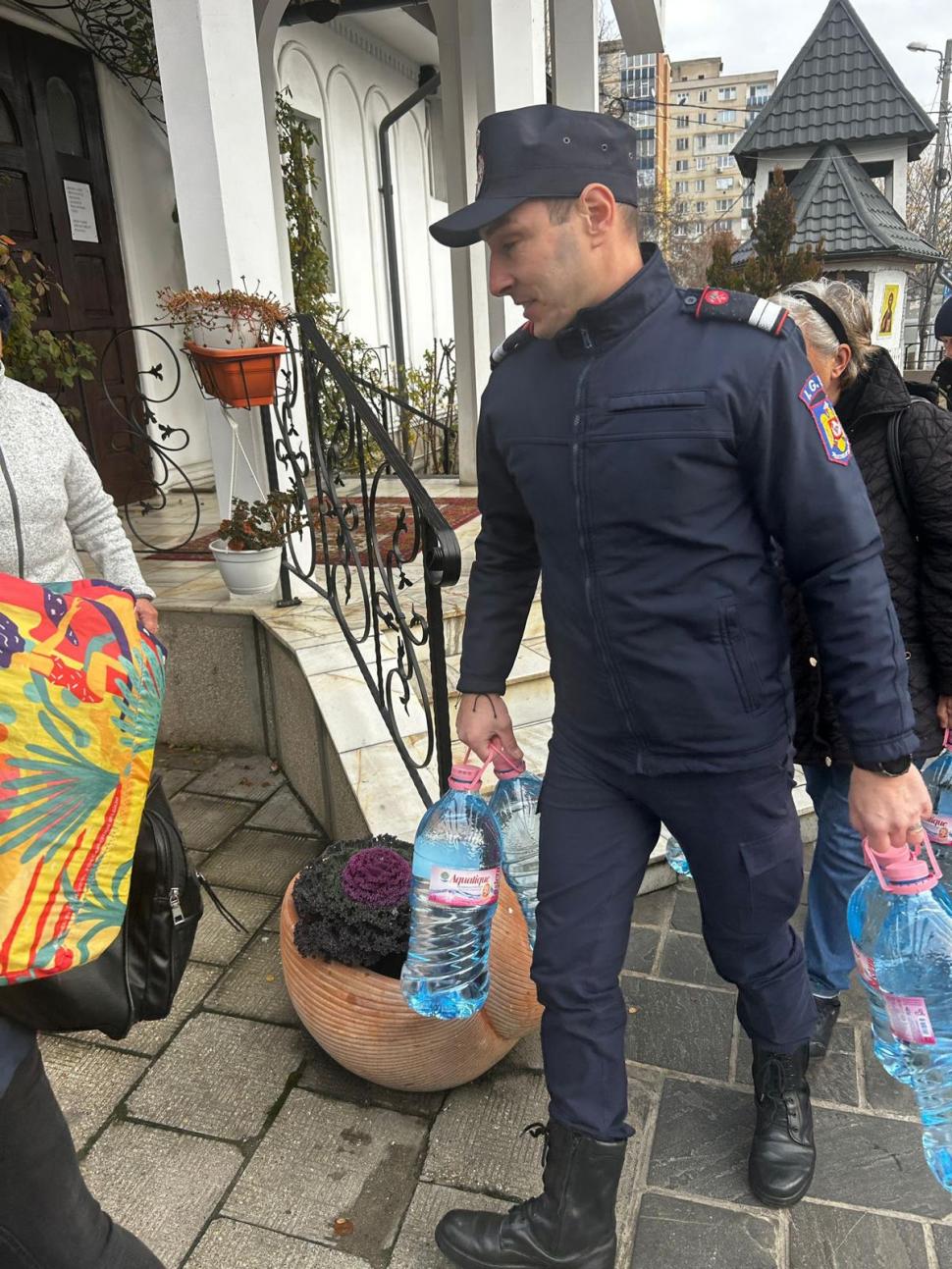 Criză de apă în trei județe. 31.000 de litri de apă potabilă au fost distribuiți de ISU. Oamenii au primit și apă menajeră 1028377