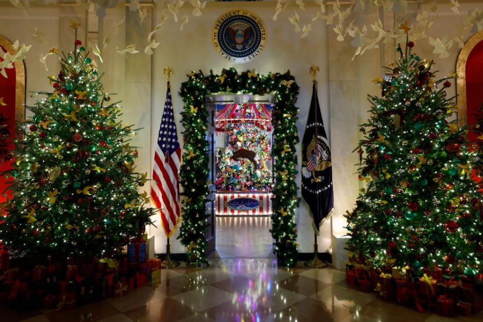 Melania Trump a dezvăluit decorațiunile de Crăciun de anul acesta de la Casa Albă. Bradul a trebuit mutat din cauza demolărilor 1028072